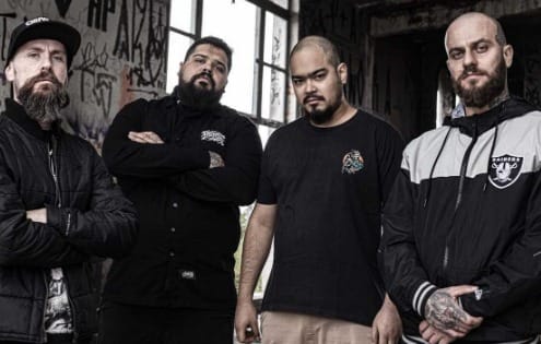 Escombro transforma casa de show em igreja para clipe de Amém