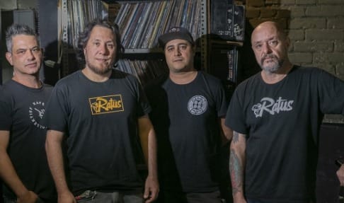 Statues on Fire pede resistência até o fim em Refuse to Die