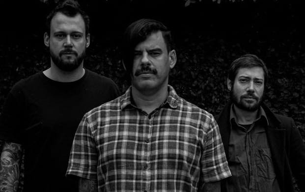 Com riffs marcantes e letra sobre relacionamento, She is Dead lança novo single “All the monsters”