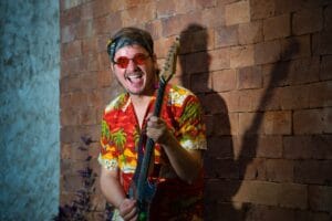 O ABELHA LANÇA “PUNK LUTADOR” COM PARTICIPAÇÃO DE GABRIEL THOMAZ