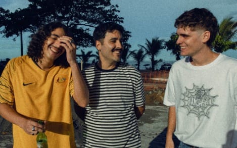 Maré Tardia lança o surf punk “As Ondas” e prepara o EP Jovens Estúpidos