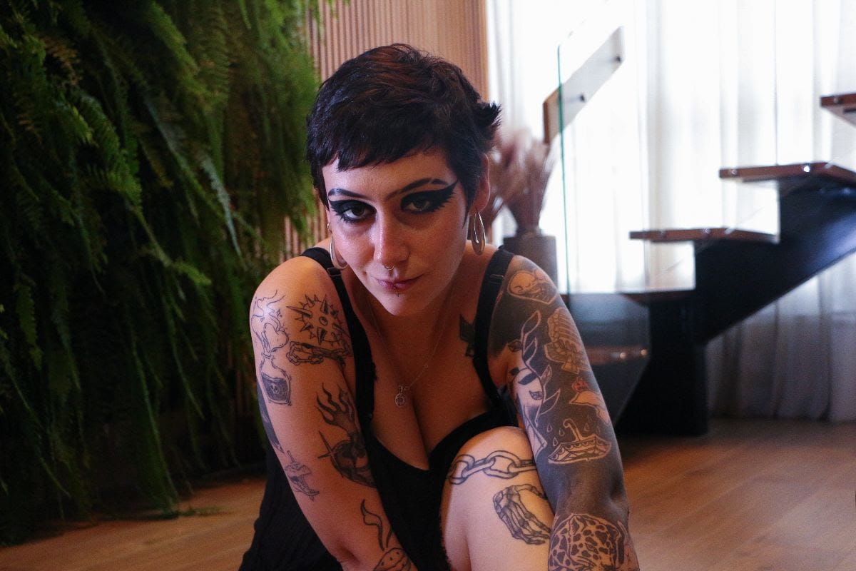 Anna Gerber lança “Veneno”, single inspirado em ‘mágoa pós-término’