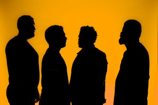 Anônimos Anônimos volta com melodia e ironia em ‘Tribunal de Causas Perdidas’