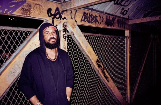 Da festa à luta, EMY celebra o triunfo negro em rei coroado, primeiro single de seu álbum de estreia