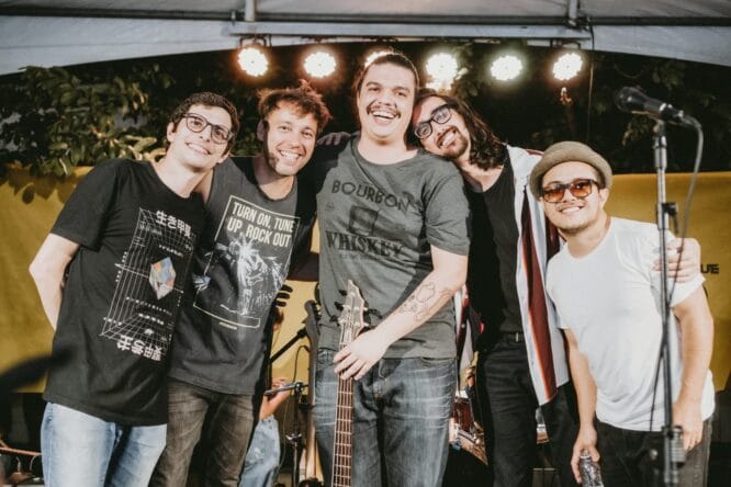 Playmoboys celebra a noite e a boemia em “um bar, um shot, um começo”