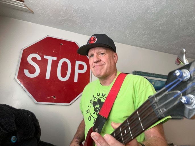 Músico americano Bret Nybo lança “Machines”, álbum é um apelo contra a injustiça habitacional