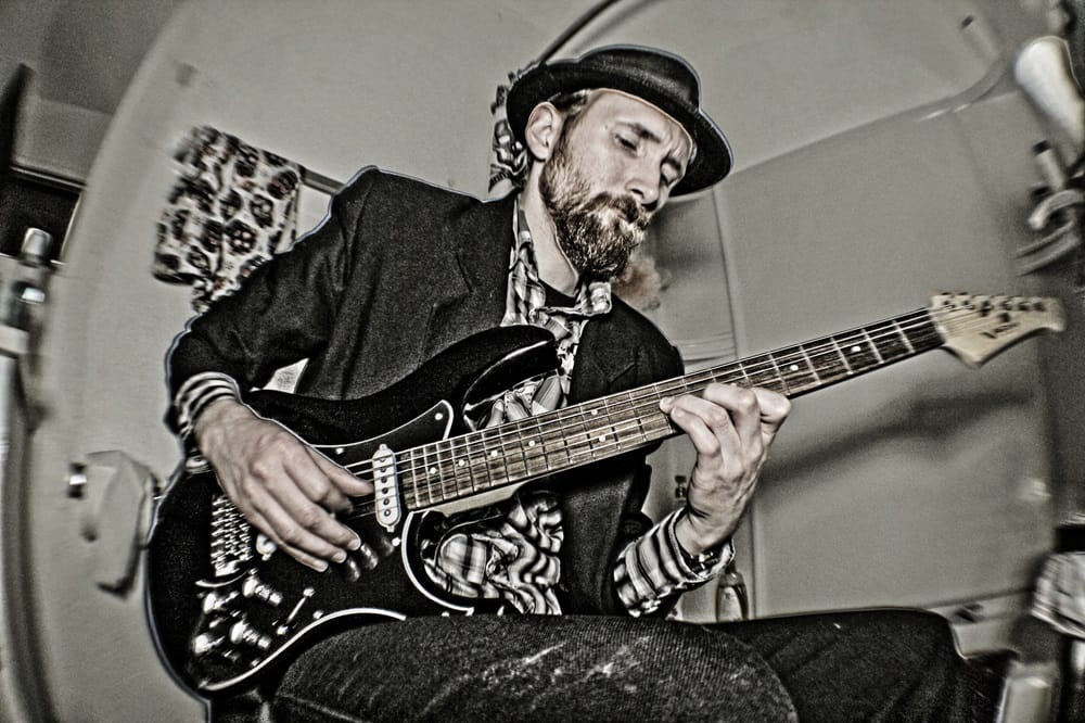 Lou Kelly: músico de Avant Garde Death Metal lança novo álbum “Never Was”