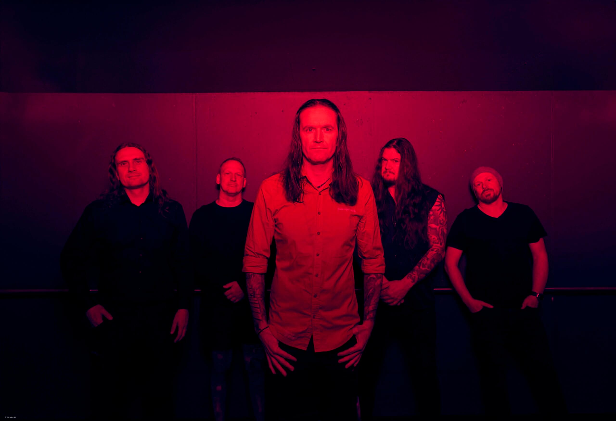 Heaven Shall Burn e DONOTS: Uma União Explosiva e Política no Novo Single “Keinen Schritt Zurück”