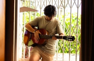 Artista baiano Leonel reimagina Bossa Nova em “Quartos”, seu álbum de estreia