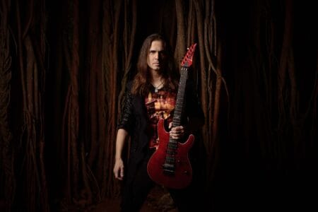 Kiko Loureiro realiza turnê pela América Latina com Marty Friedman como convidado especial