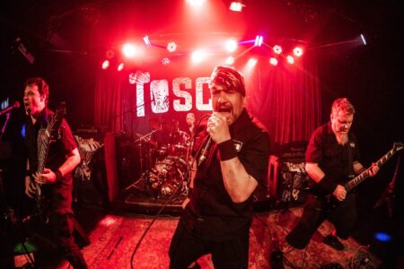 Tosco empunha o facão afiado em novo e violento álbum ao vivo!