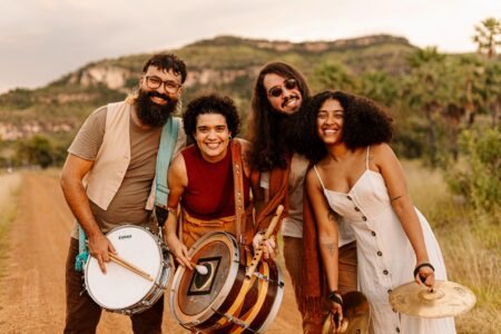 De Teresina, a Banda de Pífanos Caju Pinga Fogo lança “DETRÁS DA SERRA”, seu segundo álbum.