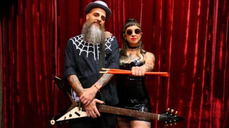 Duo garageiro Morcegula lança segundo álbum, “Caravana dos Desajustados”, e anuncia turnê