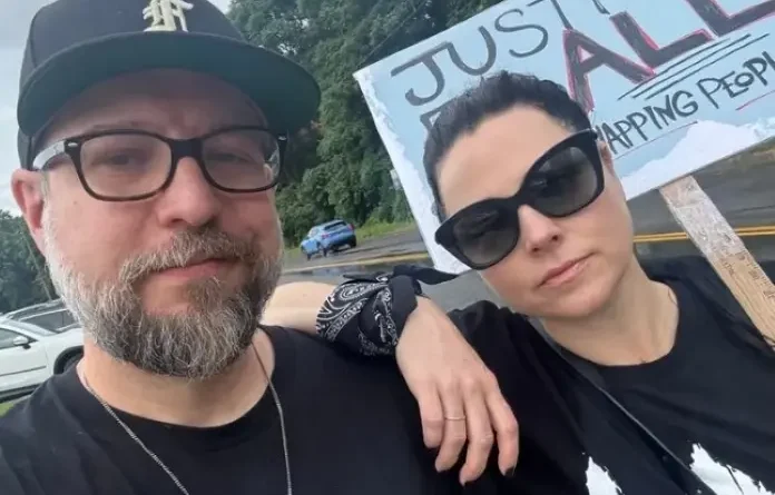 Amy Lee, do Evanescence, e Marido Participam de Protestos Contra a Política de Imigração de Trump
