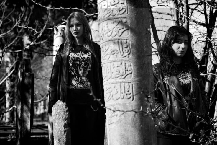 Ash Magick: Conheça o Duo Feminino de Black Metal que Canaliza Maldições Ancestrais em “Rituals of Anathematic East”
