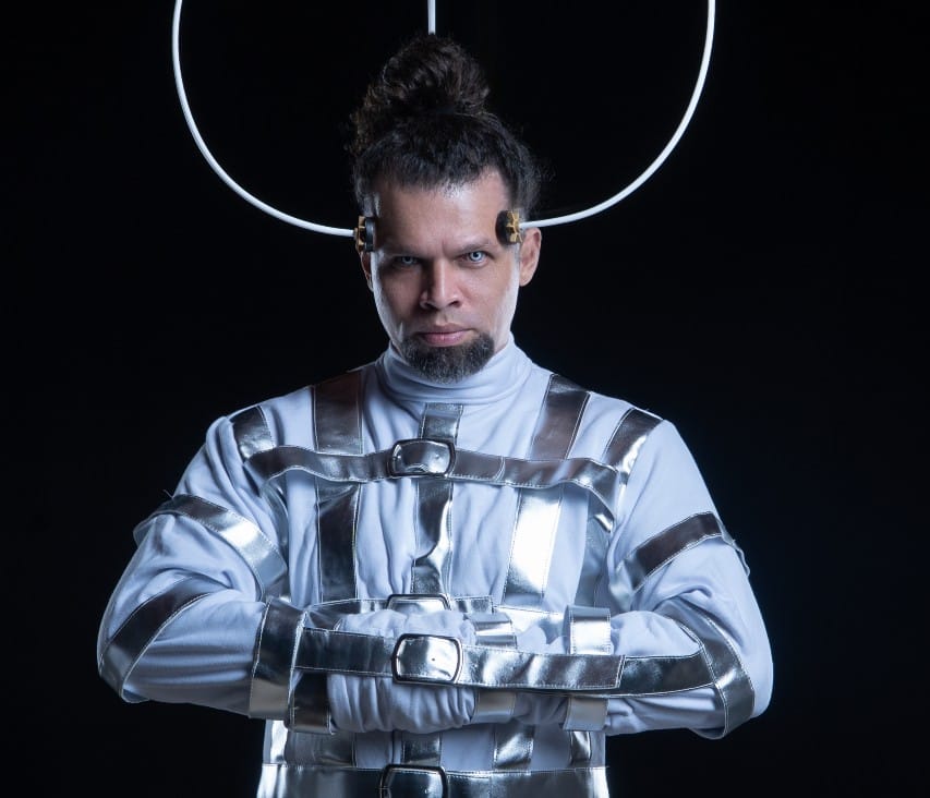 Danni Guerra lança “Bateria Infinita”, single é uma poderosa sátira sobre dependência da vida digital