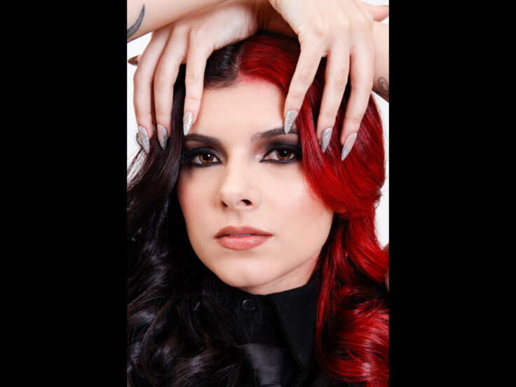 Aléxia, voz em ascensão no rock nacional, mostra energia na nova música ‘Monstro’