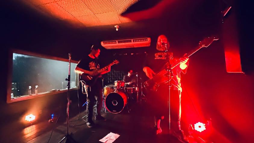 CORJA lança seu quarto álbum, “…E TUDO VAI PIORAR”, com crítica ao tempo presente e um som cada vez mais afiado