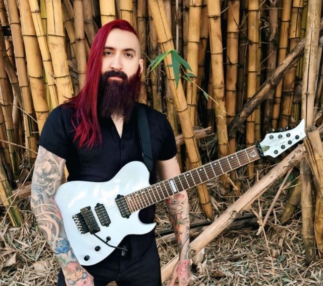Fundindo Soul Brasileiro e Heavy Metal, o virtuoso guitarrista GLAUBER OLIVEIRA (Caravellus, Dark Avenger) revela seu primeiro single solo “LORE”