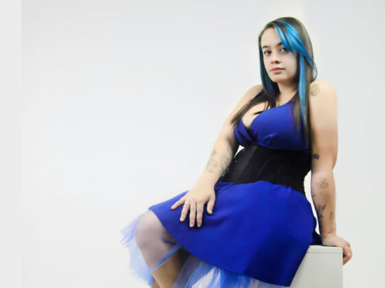 Deborah França Transforma a Jornada do Autismo Adulto em Desabafo Visceral no EP Solo ‘Sob Camadas’