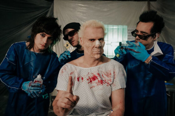 “Queixo Novo”: Supla critica exageros estéticos em novo videoclipe