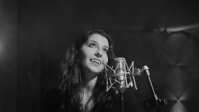 Giorgia Lança Videoclipe de “Poema”: Um Romance Gótico em Preto e Branco com Sabor de Halloween