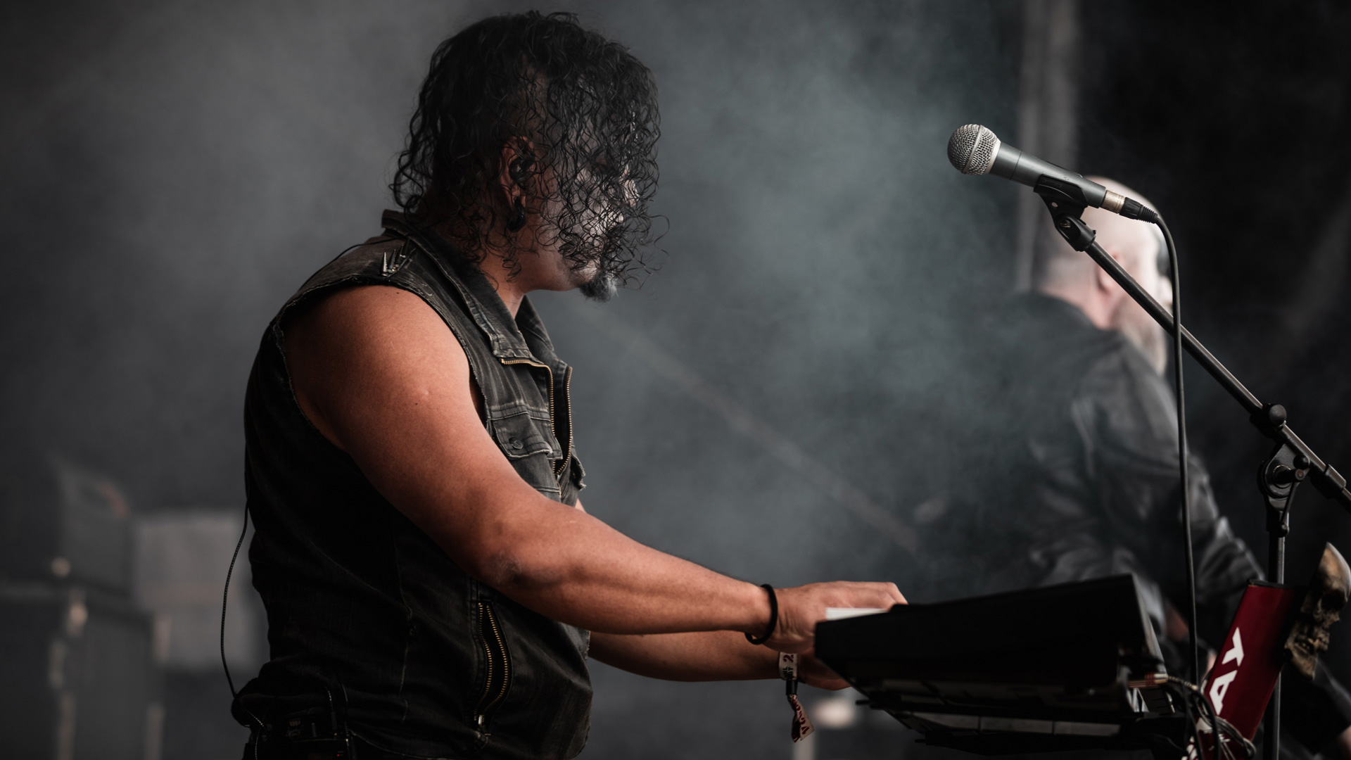 Tecladista Wally D’Alessandro tocando