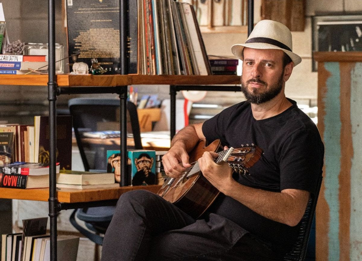 Eric Bê lança o álbum de estreia "Sigo andando em frente". Misturando MPB, Rock e Reggae