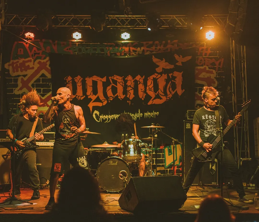 Banda Uganga durante apresentação ao vivo.