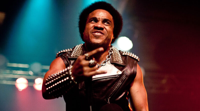 Katon W. De Pena, vocalista do Hirax, em pose expressiva durante apresentação. Foto por Guilherme Nozawa