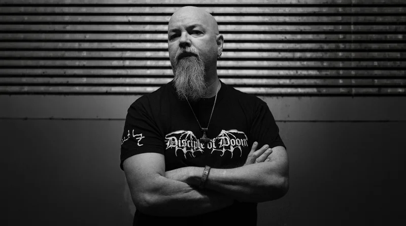 Uma das principais vozes do doom metal mundial, Robert Lowe traz clássicos do Candlemass e Solitude Aeturnus em turnê inédita no Brasil com o projeto Disciples Of Doom