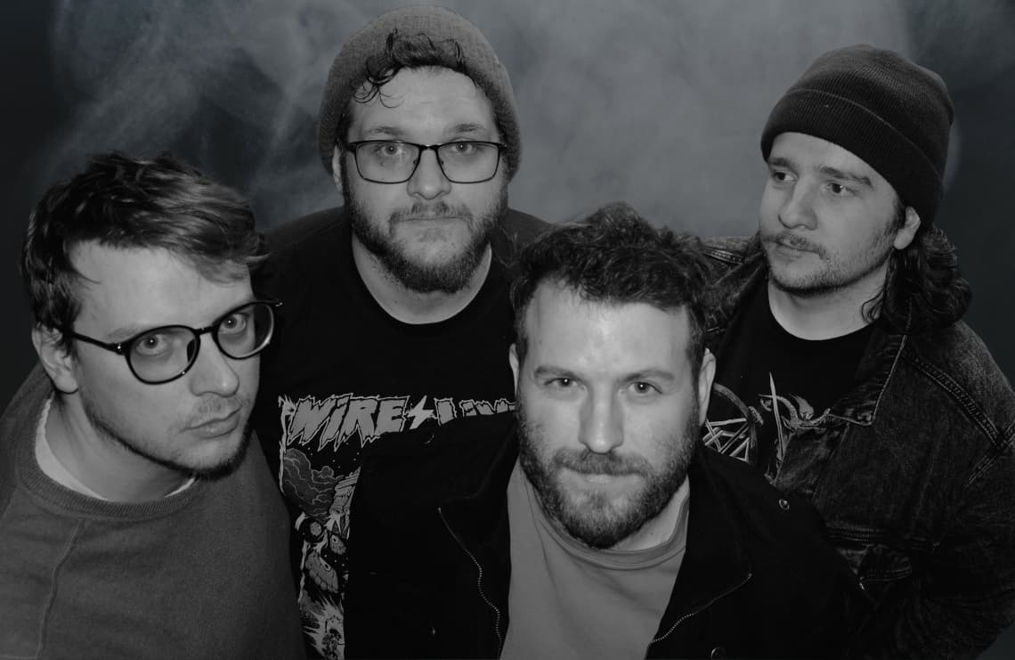 A banda canadense Dead Karma lança o single 'Settra', explorando uma sonoridade mais agressiva e técnica.