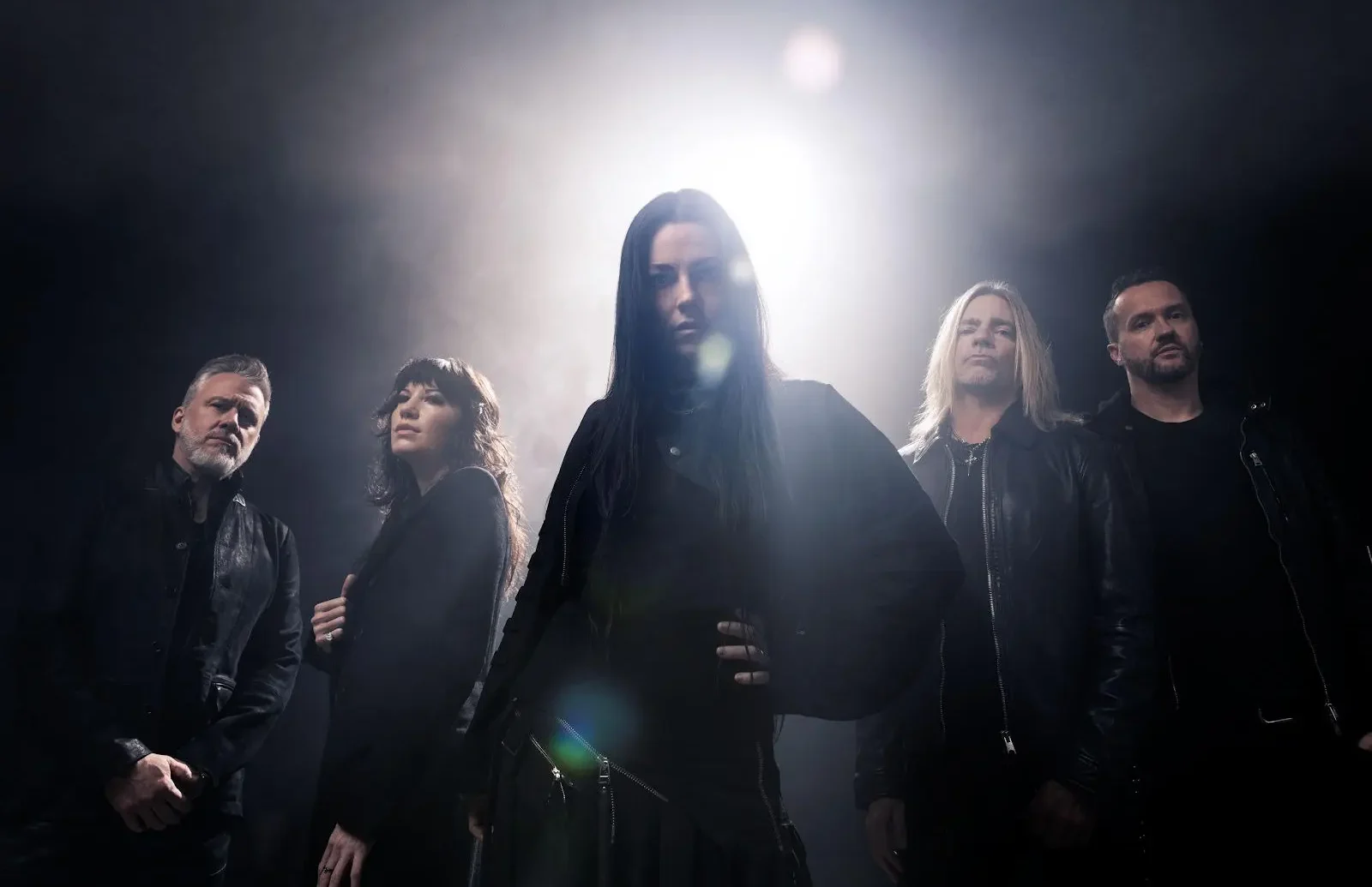 Evanescence anuncia o novo álbum 'Sanctuary' e lança o single 'Who Will You Follow'.
