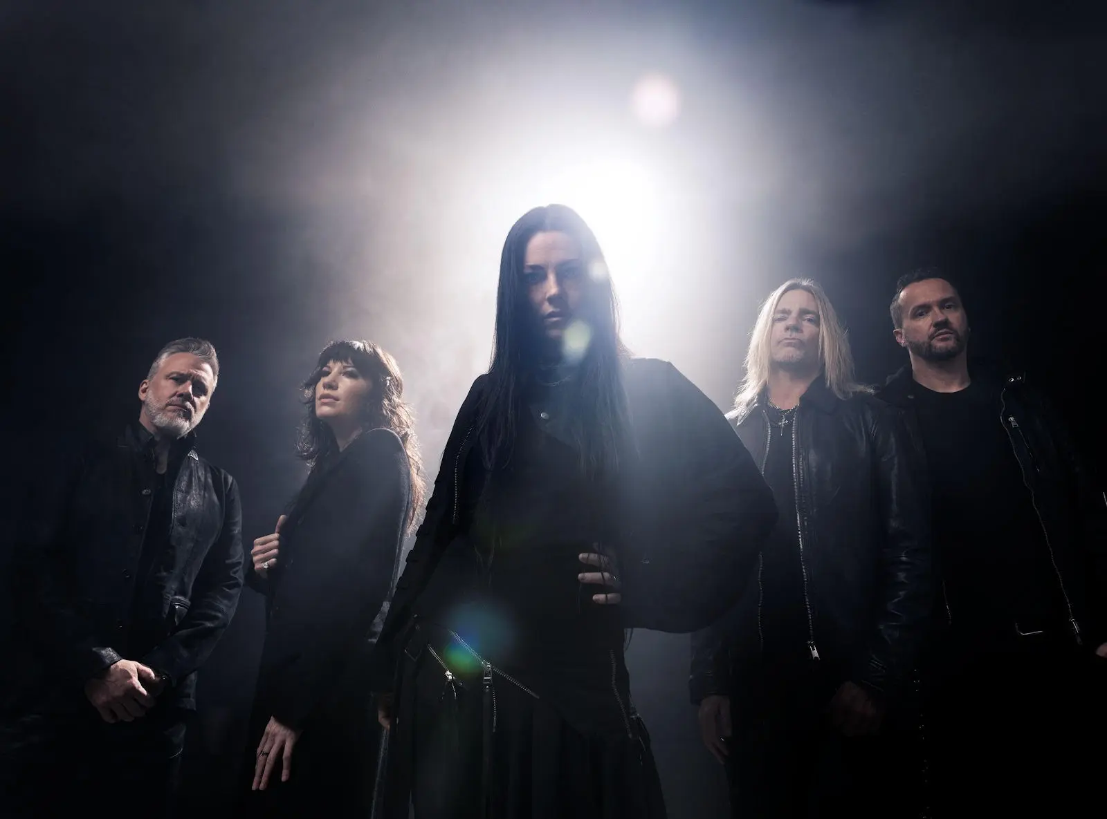Evanescence anuncia o novo álbum 'Sanctuary' e lança o single 'Who Will You Follow'.