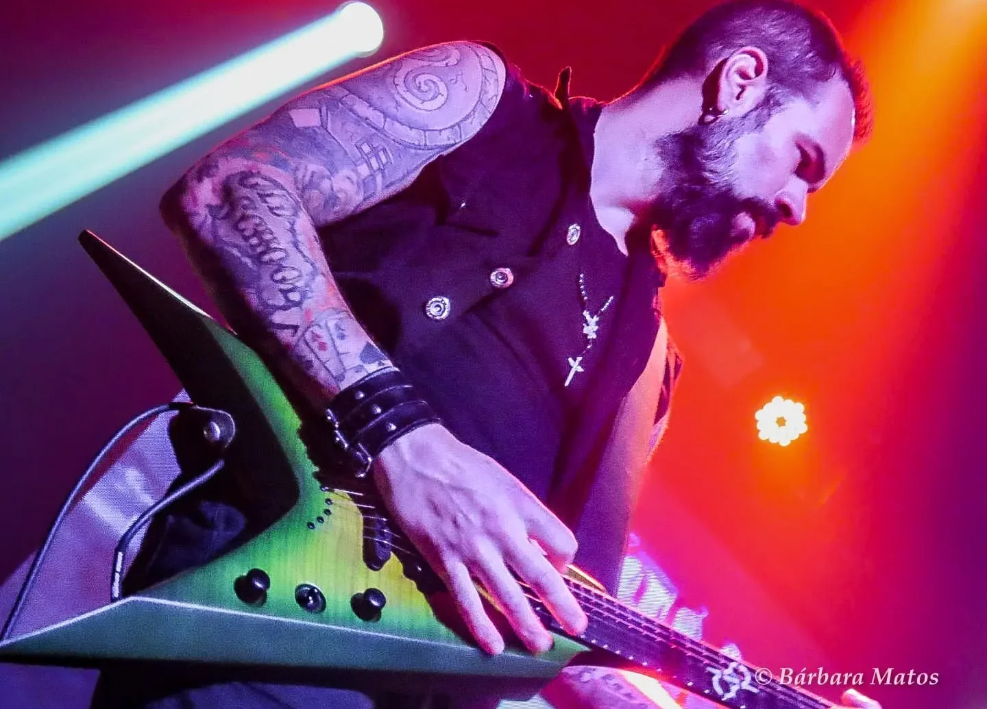 Jayme Danko, guitarrista da banda Cova Rasa, segurando sua guitarra durante entrevista para 5 to Rock