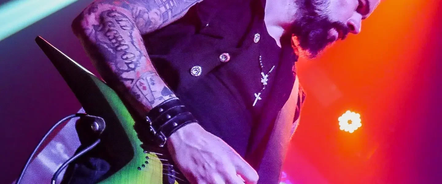 Jayme Danko, guitarrista da banda Cova Rasa, segurando sua guitarra durante entrevista para 5 to Rock