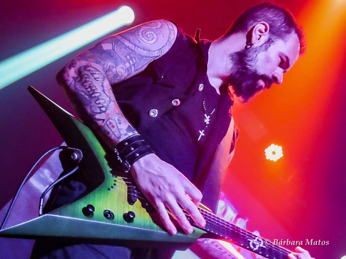 Jayme Danko, guitarrista da banda Cova Rasa, segurando sua guitarra durante entrevista para 5 to Rock