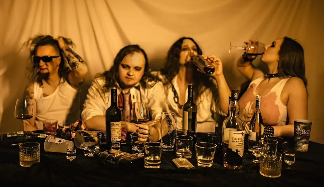 Fotografia artística da banda de metal Hangover in Minsk em um cenário de celebração teatral