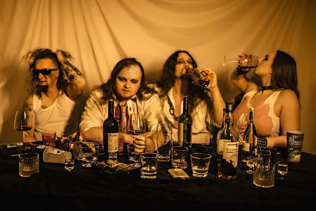 Fotografia artística da banda de metal Hangover in Minsk em um cenário de celebração teatral